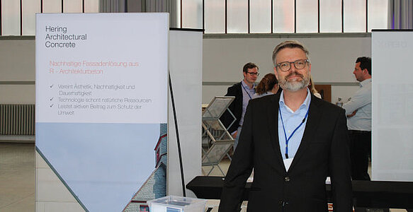Jens Geffert, HERING, präsentiert Recyclingbeton von Hering Architectural Concrete | HAC