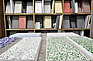 Architekturbeton mit farbigen Glaszuschlägen (Foto: BetonBild)
