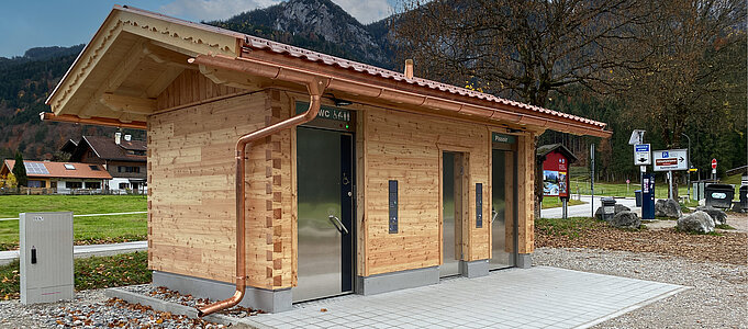 WC-Anlage mit Holzfassade mit Bergblick