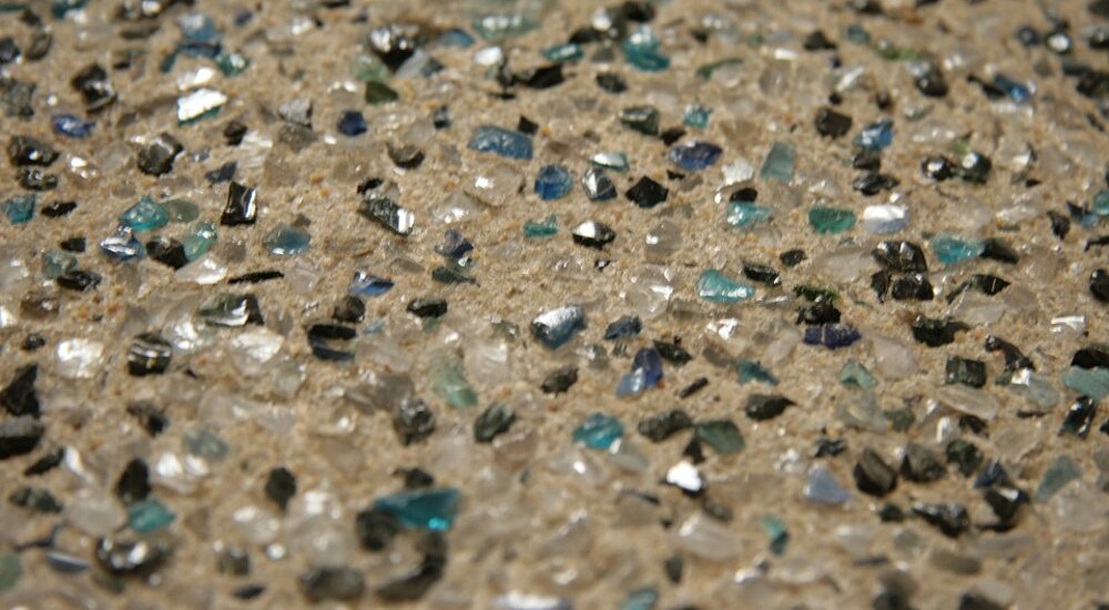 Architekturbeton mit farbigen Glaszuschlägen (Foto: BetonBild)