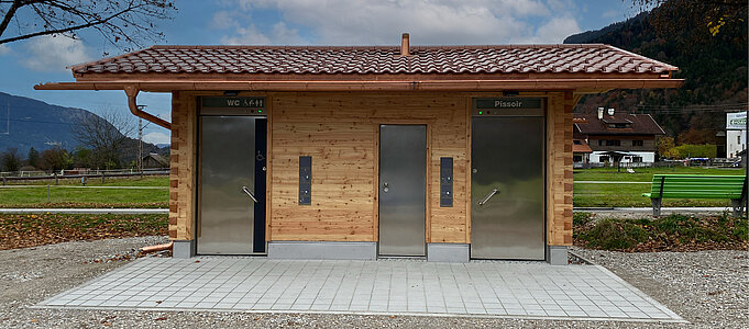 WC-Anlage mit Holzfassade Frontansicht