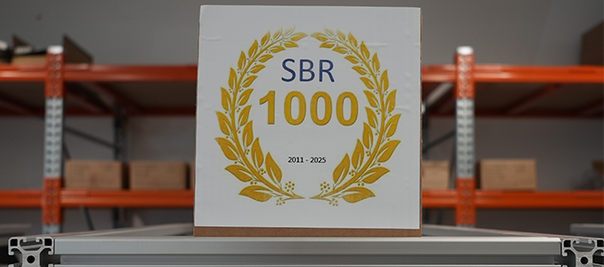 Schild mit Aufschrift "SBR 1000"