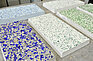 Architekturbeton mit farbigen Glaszuschlägen (Foto: BetonBild)