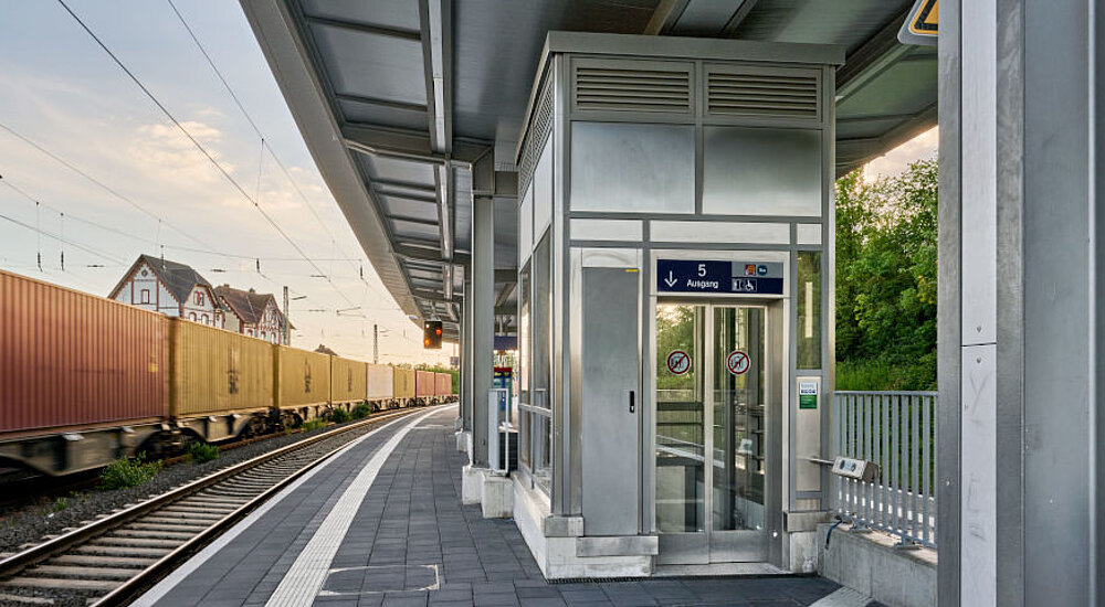 Bahnsteigdach Evolution und Einhausung