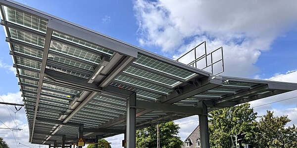 Bahnsteigdach mit Photovoltaik in Lünen