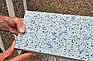 Architekturbeton mit farbigen Glaszuschlägen (Foto: BetonBild)