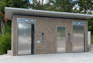 WC-Anlage mit Sandsteinfassade