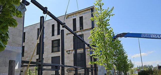 Elementmontage einer transparenten Lärmschutzfassade