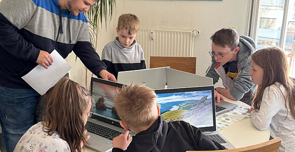 Kinder mit den neuen Notebooks von HERING