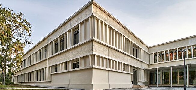 Fassadensanierung der Wilhelm Hauff Schule in Darmstadt mit HERING Architekturbeton