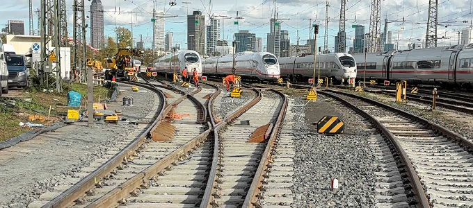Umgebaute Weichen mit Bahnhof und Frankfurt-Skyline im Hintergrund