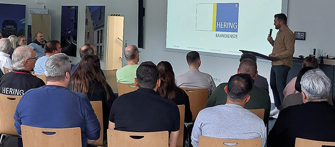 Unternehmensvorstellung Bahndienste: Publikum vor Leinwand