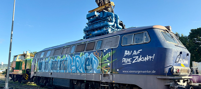 Motor wird in Lok eingesetzt