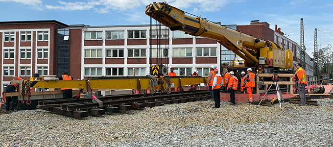 Eisenbahndrehkran „Thor“ im Einsatz an der Plathnerstraße in Hannover