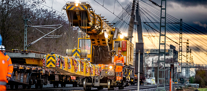 Eisenbahndrehkran beim Transport einer Weiche