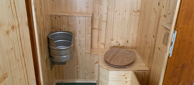Innenraum autarkes WC mit Holzelementen 