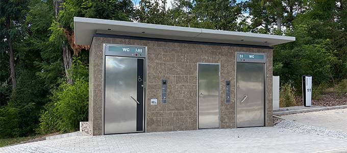 WC-Anlage mit Sandsteinfassade