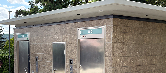 WC-Anlage mit Sandsteinfassade