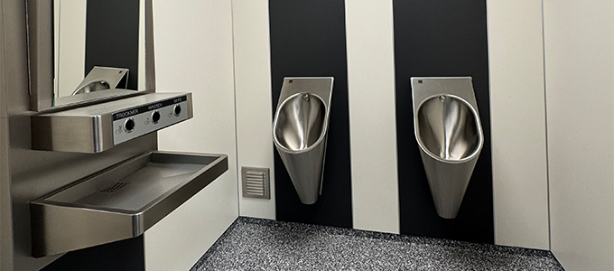 Urinalraum mit zwei Urinalen
