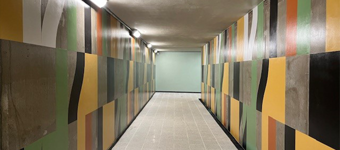 Unterführung mit bunten Wänden