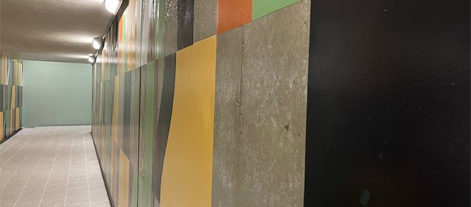 Bunte Wand mit leichtem Glanz
