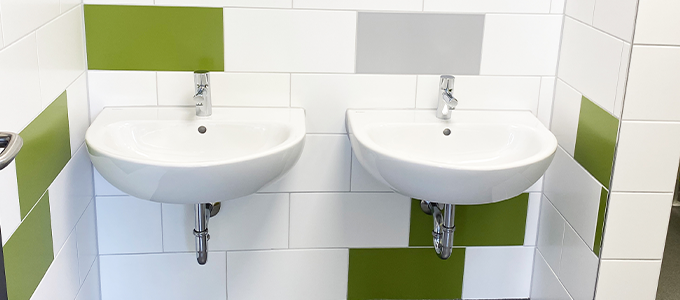 Waschbecken im Schul-WC