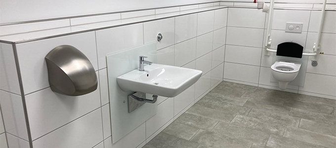 Behindertentoilette in einer Schule